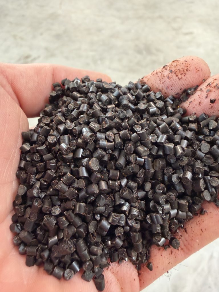 Biologisch abbaubares Compound-Granulat in einer Hand